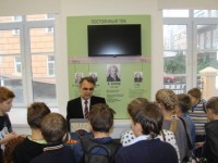Воспитанники слушают лекцию перед стендом постоянного тока
