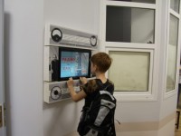 Воспитанник тестирует работу стенда виртуальной экскурсии