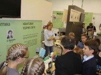 Лектор показывает опыты воспитанникам и их родителям